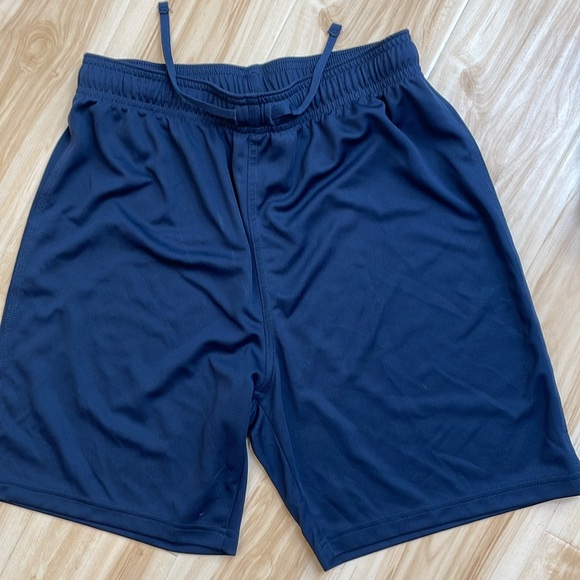 Boys shorts, great condition - size 12-14A - Picture 2 of 7